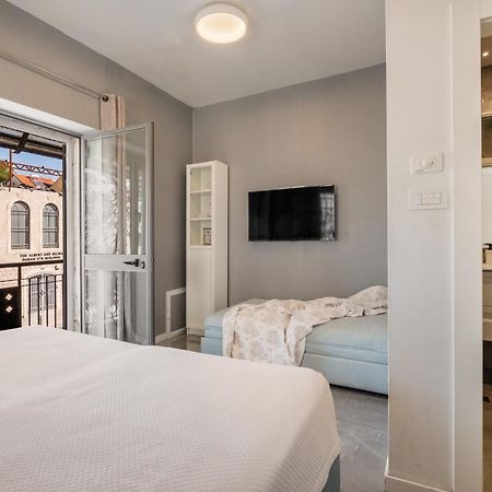 Dinning Room, Bedroom And Balcony Jerusalem Exterior photo