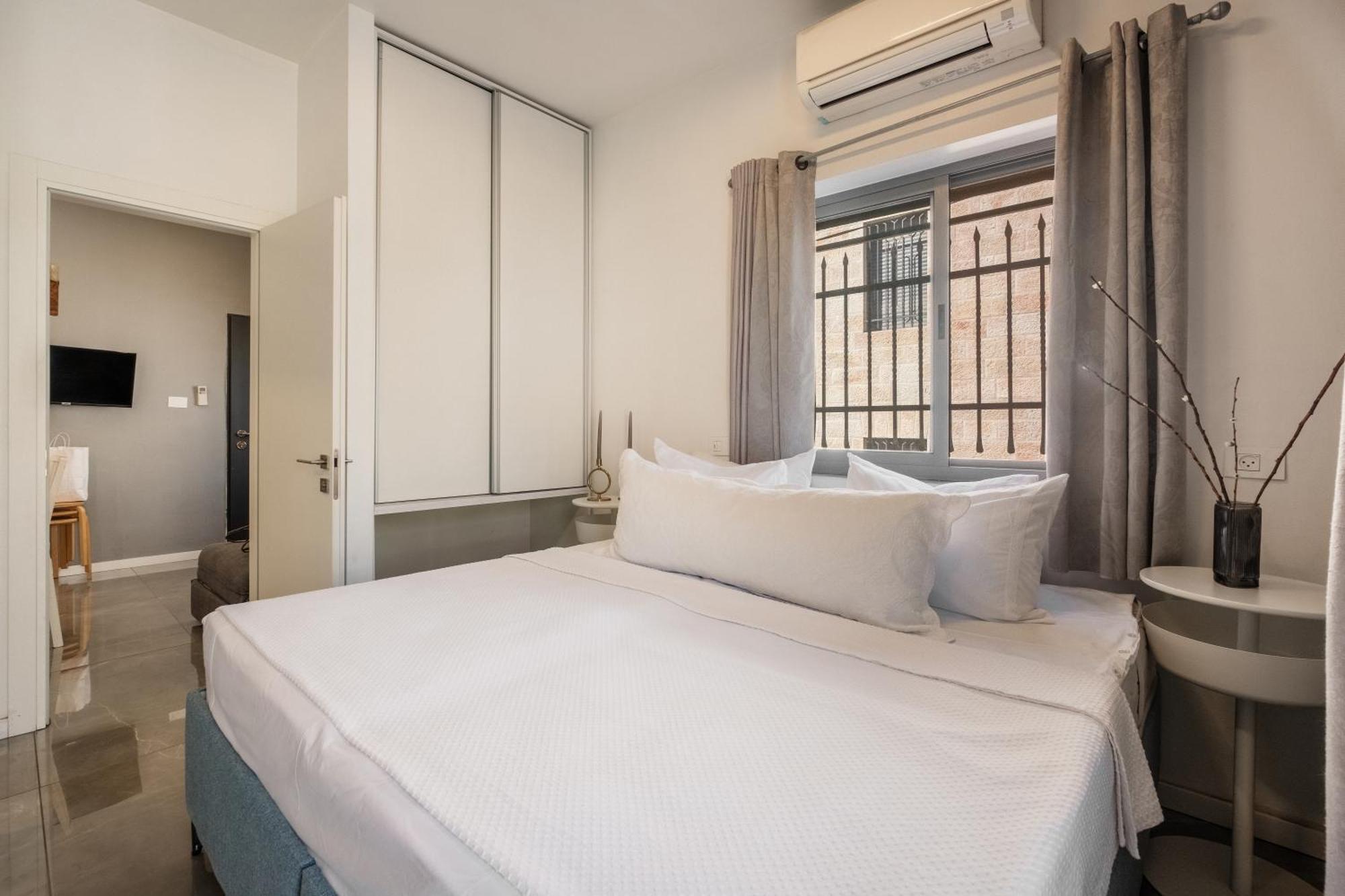 Dinning Room, Bedroom And Balcony Jerusalem Exterior photo