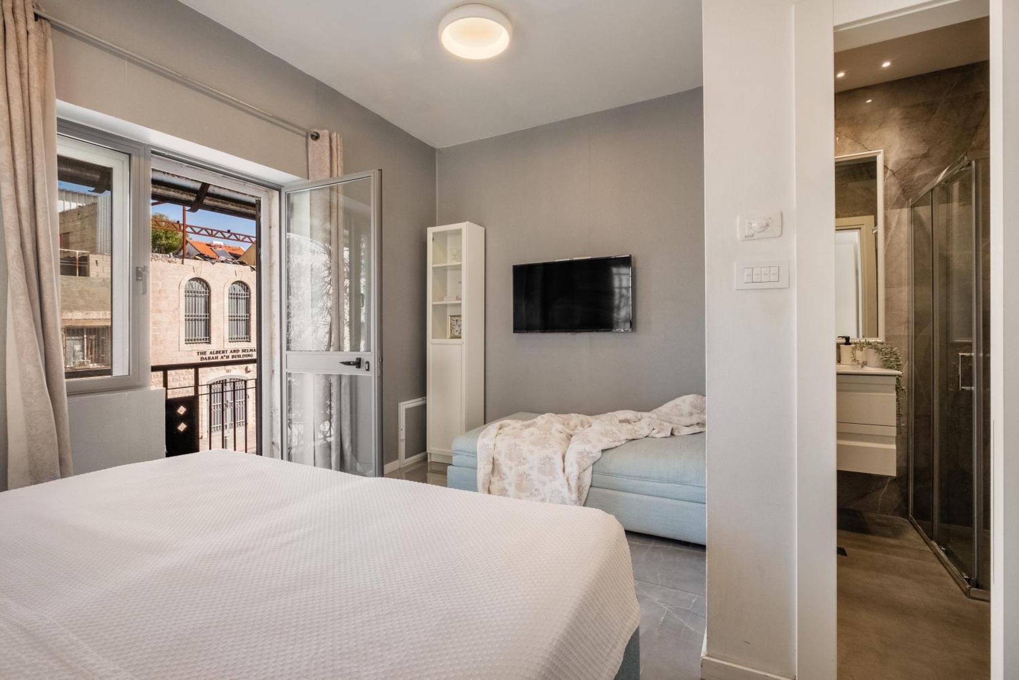 Dinning Room, Bedroom And Balcony Jerusalem Exterior photo